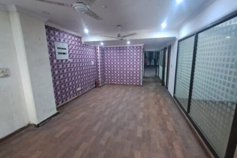 Premium corporate reception desk and waiting lounge inside a furnished office space for lease in Okhla.