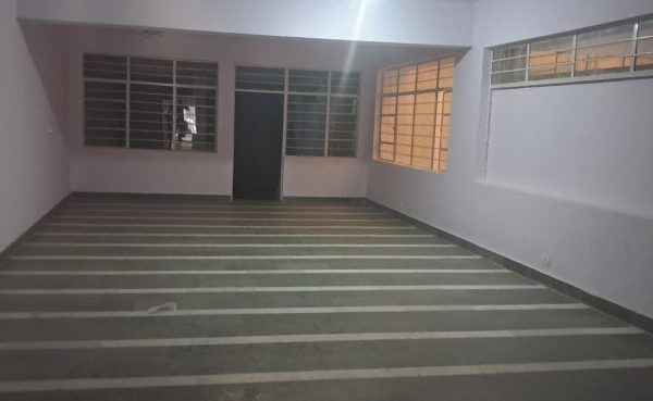 Large column-free commercial hall with high ceiling height and natural lighting in Okhla Phase 2.