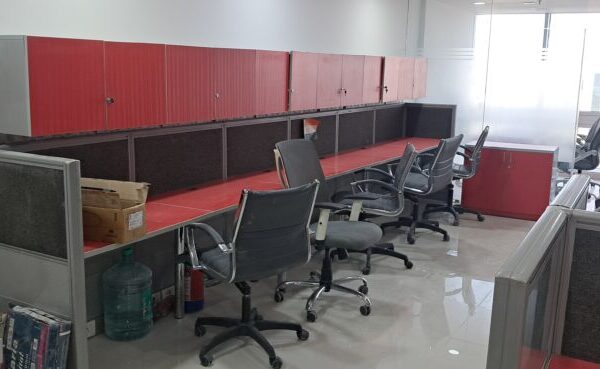Row of ready-to-use plug-and-play desking pods with integrated networking in an Okhla flexible lease workspace.